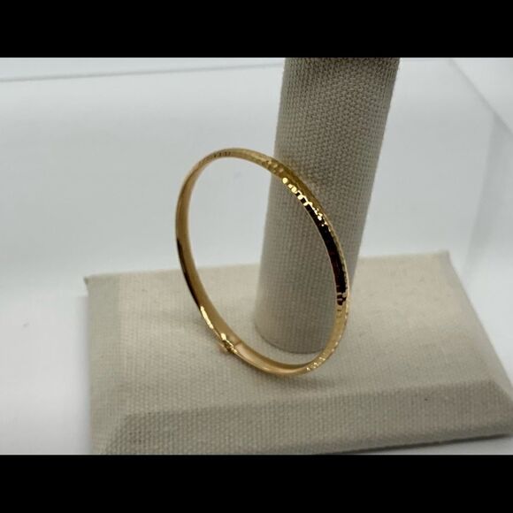 New 14k Gold Hammered and Hinged Bangle. 4.75 mm wide bangle. - Picture 10 of 11